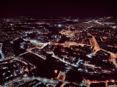 Eski kentin merkezinde hava panoramik gece manzarası, Wroclaw pazar meydanı (Almanca: Breslau) - Polonya 'nın güneybatısında şehir, tarihi Silezya bölgesi, Polonya, AB - karanlık sanatsal tasarım.