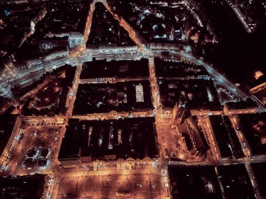 Eski kentin merkezinde hava panoramik gece manzarası, Wroclaw pazar meydanı (Almanca: Breslau) - Polonya 'nın güneybatısında şehir, tarihi Silezya bölgesi, Polonya, AB - karanlık sanatsal tasarım.