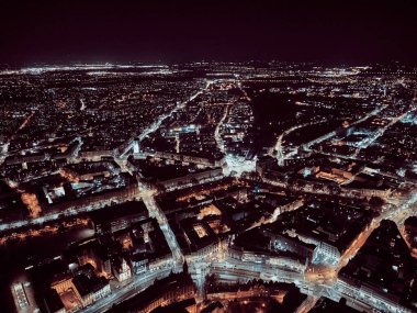 Eski kentin merkezinde hava panoramik gece manzarası, Wroclaw pazar meydanı (Almanca: Breslau) - Polonya 'nın güneybatısında şehir, tarihi Silezya bölgesi, Polonya, AB - karanlık sanatsal tasarım.