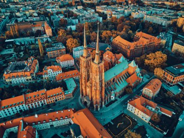 Katedral Adası 'ndaki hava manzarası (Lehçe: Ostrow Tumski - Wroclaw kentinin en eski kısmı (Almanca: Breslau) - Polonya' nın güneybatısındaki tarihi Silezya, Polonya, Avrupa, AB bölgesi