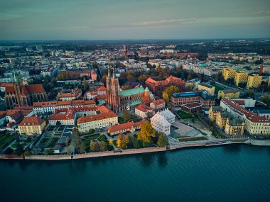 Katedral Adası 'ndaki hava manzarası (Lehçe: Ostrow Tumski - Wroclaw kentinin en eski kısmı (Almanca: Breslau) - Polonya' nın güneybatısındaki tarihi Silezya, Polonya, Avrupa, AB bölgesi