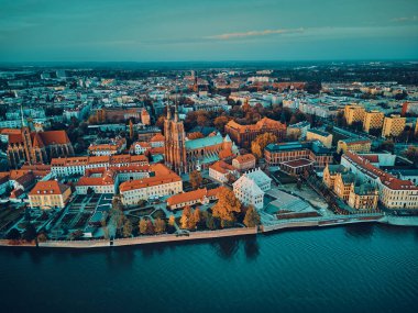 Katedral Adası 'ndaki hava manzarası (Lehçe: Ostrow Tumski - Wroclaw kentinin en eski kısmı (Almanca: Breslau) - Polonya' nın güneybatısındaki tarihi Silezya, Polonya, Avrupa, AB bölgesi