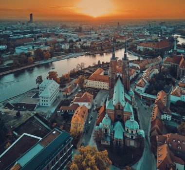 Katedral Adası 'ndaki hava manzarası (Lehçe: Ostrow Tumski - Wroclaw kentinin en eski kısmı (Almanca: Breslau) - Polonya' nın güneybatısındaki tarihi Silezya, Polonya, Avrupa, AB bölgesi