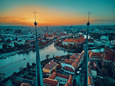 Katedral Adası 'ndaki hava manzarası (Lehçe: Ostrow Tumski - Wroclaw kentinin en eski kısmı (Almanca: Breslau) - Polonya' nın güneybatısındaki tarihi Silezya, Polonya, Avrupa, AB bölgesi