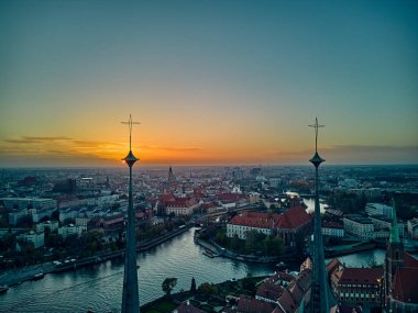 Katedral Adası 'ndaki hava manzarası (Lehçe: Ostrow Tumski - Wroclaw kentinin en eski kısmı (Almanca: Breslau) - Polonya' nın güneybatısındaki tarihi Silezya, Polonya, Avrupa, AB bölgesi