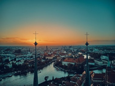 Katedral Adası 'ndaki hava manzarası (Lehçe: Ostrow Tumski - Wroclaw kentinin en eski kısmı (Almanca: Breslau) - Polonya' nın güneybatısındaki tarihi Silezya, Polonya, Avrupa, AB bölgesi