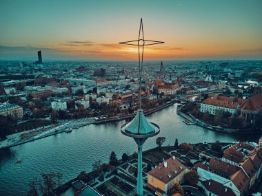 Katedral Adası 'ndaki hava manzarası (Lehçe: Ostrow Tumski - Wroclaw kentinin en eski kısmı (Almanca: Breslau) - Polonya' nın güneybatısındaki tarihi Silezya, Polonya, Avrupa, AB bölgesi