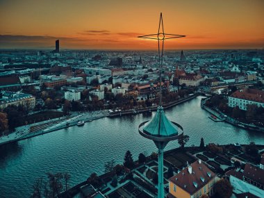 Katedral Adası 'ndaki hava manzarası (Lehçe: Ostrow Tumski - Wroclaw kentinin en eski kısmı (Almanca: Breslau) - Polonya' nın güneybatısındaki tarihi Silezya, Polonya, Avrupa, AB bölgesi