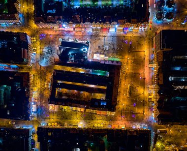 Eski kentin merkezinde hava panoramik gece manzarası, Wroclaw pazar meydanı (Almanca: Breslau) - Polonya 'nın güneybatısında şehir, tarihi Silezya bölgesi, Polonya, AB - karanlık sanatsal tasarım.