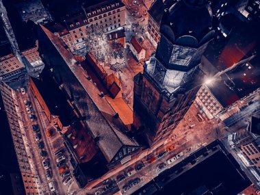 Eski kentin merkezinde hava panoramik gece manzarası, Wroclaw pazar meydanı (Almanca: Breslau) - Polonya 'nın güneybatısında şehir, tarihi Silezya bölgesi, Polonya, AB - karanlık sanatsal tasarım.