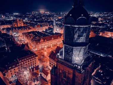 Eski kentin merkezinde hava panoramik gece manzarası, Wroclaw pazar meydanı (Almanca: Breslau) - Polonya 'nın güneybatısında şehir, tarihi Silezya bölgesi, Polonya, AB - karanlık sanatsal tasarım.