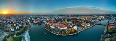 Katedral Adası 'ndaki hava manzarası (Lehçe: Ostrow Tumski - Wroclaw kentinin en eski kısmı (Almanca: Breslau) - Polonya' nın güneybatısındaki tarihi Silezya, Polonya, Avrupa, AB bölgesi