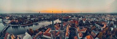 Katedral Adası 'ndaki hava manzarası (Lehçe: Ostrow Tumski - Wroclaw kentinin en eski kısmı (Almanca: Breslau) - Polonya' nın güneybatısındaki tarihi Silezya, Polonya, Avrupa, AB bölgesi