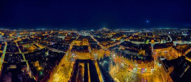 Eski kentin merkezinde hava panoramik gece manzarası, Wroclaw pazar meydanı (Almanca: Breslau) - Polonya 'nın güneybatısında şehir, tarihi Silezya bölgesi, Polonya, AB - karanlık sanatsal tasarım.