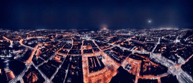 Eski kentin merkezinde hava panoramik gece manzarası, Wroclaw pazar meydanı (Almanca: Breslau) - Polonya 'nın güneybatısında şehir, tarihi Silezya bölgesi, Polonya, AB - karanlık sanatsal tasarım.