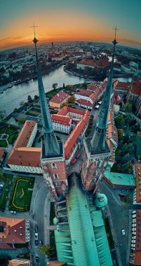 Katedral Adası 'ndaki hava manzarası (Lehçe: Ostrow Tumski - Wroclaw kentinin en eski kısmı (Almanca: Breslau) - Polonya' nın güneybatısındaki tarihi Silezya, Polonya, Avrupa, AB bölgesi