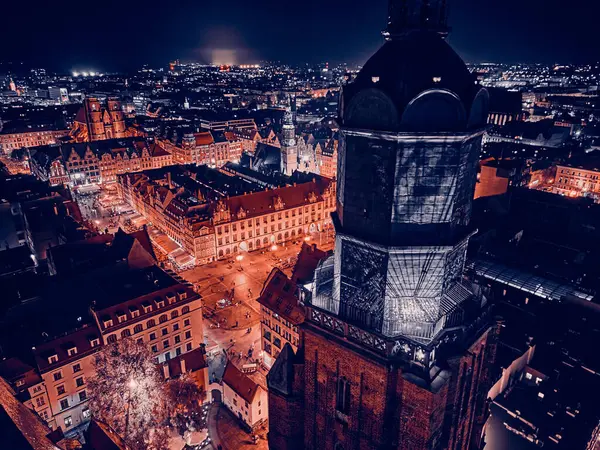 旧市街の中心部にある空中パノラマの夜景 ヴロツワフの市場広場 ドイツ語 ブレスラウ ポーランド南西部の都市 シレジア ポーランド Euの歴史的地域 暗い芸術的なスタイル ストックフォト
