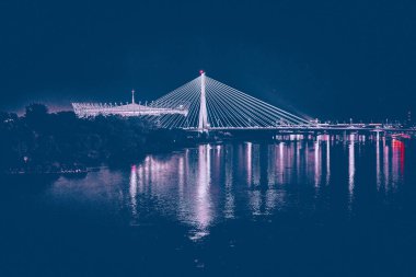 Narodowy Stadyumu 'ndan güzel panoramik gece hava manzarası - Vistula nehri, Varşova, Polonya ve Avrupa Birliği' ne yansıyan panorama.