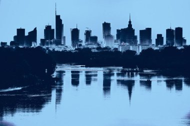 Gün batımında gökdelenlerin güzel panoramik hava aracı görüntüsü Vistula nehri, Varşova, Polonya ve AB 'ye yansıyor. VARSO, Avrupa Birliği 'nin en uzun gökdelenidir..