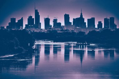 Gün batımında gökdelenlerin güzel panoramik hava aracı görüntüsü Vistula nehri, Varşova, Polonya ve AB 'ye yansıyor. VARSO, Avrupa Birliği 'nin en uzun gökdelenidir..