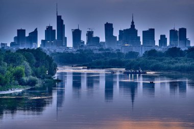 Gün batımında gökdelenlerin güzel panoramik hava aracı görüntüsü Vistula nehri, Varşova, Polonya ve AB 'ye yansıyor. VARSO, Avrupa Birliği 'nin en uzun gökdelenidir..