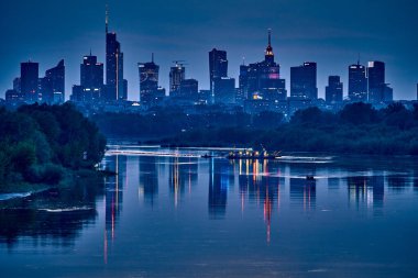 Gün batımında gökdelenlerin güzel panoramik hava aracı görüntüsü Vistula nehri, Varşova, Polonya ve AB 'ye yansıyor. VARSO, Avrupa Birliği 'nin en uzun gökdelenidir..