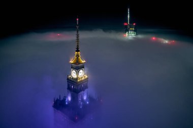 Güzel panoramik muhteşem, büyüleyici, gerçek dışı, alçak sis, Varşova, Polonya, AB 'den sarkan gökdelenlerin gece hava aracı görüntüsü. VARSO - Avrupa Birliği 'nin en uzun gökdeleni.