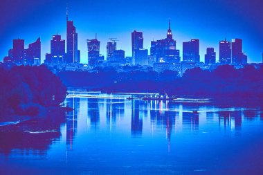 Gün batımında gökdelenlerin güzel panoramik hava aracı görüntüsü Vistula nehri, Varşova, Polonya ve AB 'ye yansıyor. VARSO, Avrupa Birliği 'nin en uzun gökdelenidir..