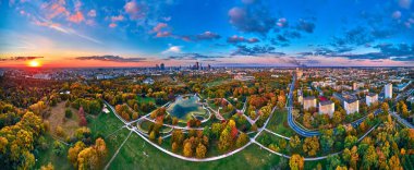 Polonya 'nın Varşova kentindeki Pola Mokotowskie' de gün batımının güzel bir panoramik hava aracı görüntüsü - 