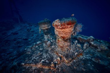 Güvertedeki gizemli su altı manzarası SS Thistlegorm 'un gemi enkazı İngiliz kargo buharlı gemisi Alman bombardıman uçağı tarafından Kızıl Deniz' de, Sharm El Sheikh, Mısır yakınlarında batırıldı. Su altı fotoğrafçılığı ve seyahat.