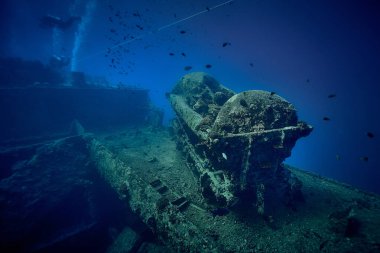 Güvertedeki gizemli su altı manzarası SS Thistlegorm 'un gemi enkazı İngiliz kargo buharlı gemisi Alman bombardıman uçağı tarafından Kızıl Deniz' de, Sharm El Sheikh, Mısır yakınlarında batırıldı. Su altı fotoğrafçılığı ve seyahat.