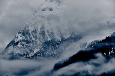 Sellaronda için güzel panoramik manzara - Dolomites, İtalya 'daki Sella grubunun etrafında kayak pisti - Badia, Gherdeina, Fascia. Dolomitlerin olağanüstü karlı zirveleri, güney Alpleri