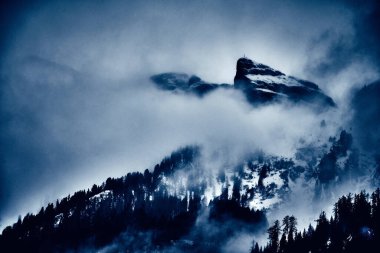 Sellaronda için güzel panoramik manzara - Dolomites, İtalya 'daki Sella grubunun etrafında kayak pisti - Badia, Gherdeina, Fascia. Dolomitlerin olağanüstü karlı zirveleri, güney Alpleri