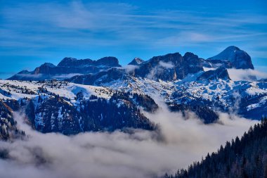 Sellaronda için güzel panoramik manzara - Dolomites, İtalya 'daki Sella grubunun etrafında kayak pisti - Badia, Gherdeina, Fascia. Dolomitlerin olağanüstü karlı zirveleri, güney Alpleri