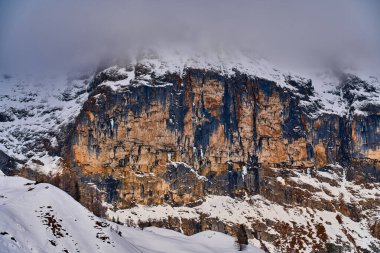 Sellaronda için güzel panoramik manzara - Dolomites, İtalya 'daki Sella grubunun etrafında kayak pisti - Badia, Gherdeina, Fascia. Dolomitlerin olağanüstü karlı zirveleri, güney Alpleri