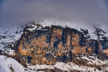 Sellaronda için güzel panoramik manzara - Dolomites, İtalya 'daki Sella grubunun etrafında kayak pisti - Badia, Gherdeina, Fascia. Dolomitlerin olağanüstü karlı zirveleri, güney Alpleri