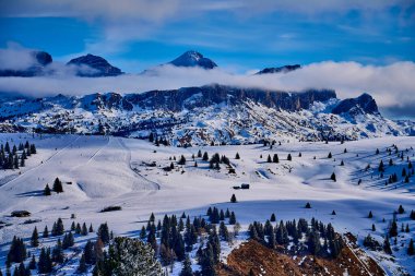 Sellaronda için güzel panoramik manzara - Dolomites, İtalya 'daki Sella grubunun etrafında kayak pisti - Badia, Gherdeina, Fascia. Dolomitlerin olağanüstü karlı zirveleri, güney Alpleri