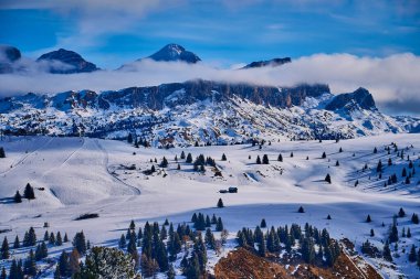 Sellaronda için güzel panoramik manzara - Dolomites, İtalya 'daki Sella grubunun etrafında kayak pisti - Badia, Gherdeina, Fascia. Dolomitlerin olağanüstü karlı zirveleri, güney Alpleri