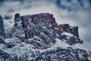 Sellaronda için güzel panoramik manzara - Dolomites, İtalya 'daki Sella grubunun etrafında kayak pisti - Badia, Gherdeina, Fascia. Dolomitlerin olağanüstü karlı zirveleri, güney Alpleri