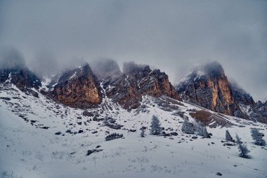 Sellaronda için güzel panoramik manzara - Dolomites, İtalya 'daki Sella grubunun etrafında kayak pisti - Badia, Gherdeina, Fascia. Dolomitlerin olağanüstü karlı zirveleri, güney Alpleri