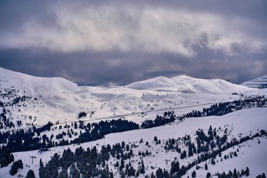 Sellaronda için güzel panoramik manzara - Dolomites, İtalya 'daki Sella grubunun etrafında kayak pisti - Badia, Gherdeina, Fascia. Dolomitlerin olağanüstü karlı zirveleri, güney Alpleri