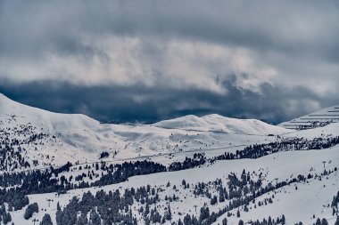 Sellaronda için güzel panoramik manzara - Dolomites, İtalya 'daki Sella grubunun etrafında kayak pisti - Badia, Gherdeina, Fascia. Dolomitlerin olağanüstü karlı zirveleri, güney Alpleri