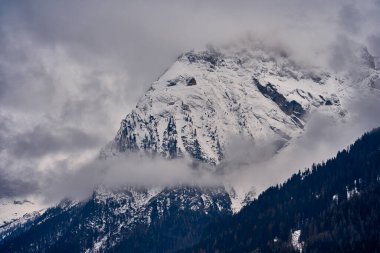 Sellaronda için güzel panoramik manzara - Dolomites, İtalya 'daki Sella grubunun etrafında kayak pisti - Badia, Gherdeina, Fascia. Dolomitlerin olağanüstü karlı zirveleri, güney Alpleri