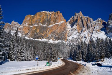 Sellaronda için güzel panoramik manzara - Dolomites, İtalya 'daki Sella grubunun etrafında kayak pisti - Badia, Gherdeina, Fascia. Dolomitlerin olağanüstü karlı zirveleri, güney Alpleri