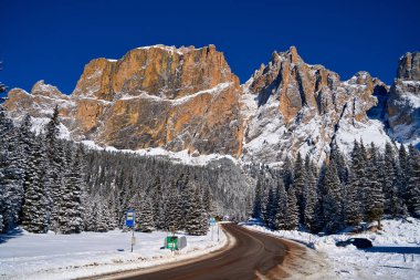 Sellaronda için güzel panoramik manzara - Dolomites, İtalya 'daki Sella grubunun etrafında kayak pisti - Badia, Gherdeina, Fascia. Dolomitlerin olağanüstü karlı zirveleri, güney Alpleri