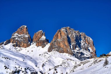 Sellaronda için güzel panoramik manzara - Dolomites, İtalya 'daki Sella grubunun etrafında kayak pisti - Badia, Gherdeina, Fascia. Dolomitlerin olağanüstü karlı zirveleri, güney Alpleri