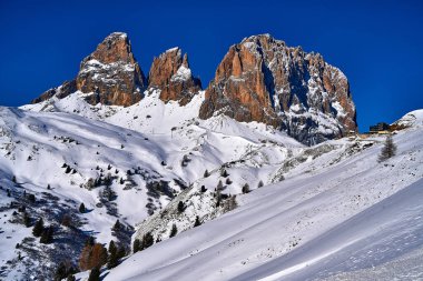 Sellaronda için güzel panoramik manzara - Dolomites, İtalya 'daki Sella grubunun etrafında kayak pisti - Badia, Gherdeina, Fascia. Dolomitlerin olağanüstü karlı zirveleri, güney Alpleri