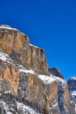 Sellaronda için güzel panoramik manzara - Dolomites, İtalya 'daki Sella grubunun etrafında kayak pisti - Badia, Gherdeina, Fascia. Dolomitlerin olağanüstü karlı zirveleri, güney Alpleri