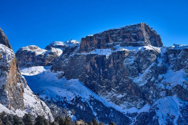 Sellaronda için güzel panoramik manzara - Dolomites, İtalya 'daki Sella grubunun etrafında kayak pisti - Badia, Gherdeina, Fascia. Dolomitlerin olağanüstü karlı zirveleri, güney Alpleri