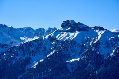 Sellaronda için güzel panoramik manzara - Dolomites, İtalya 'daki Sella grubunun etrafında kayak pisti - Badia, Gherdeina, Fascia. Dolomitlerin olağanüstü karlı zirveleri, güney Alpleri
